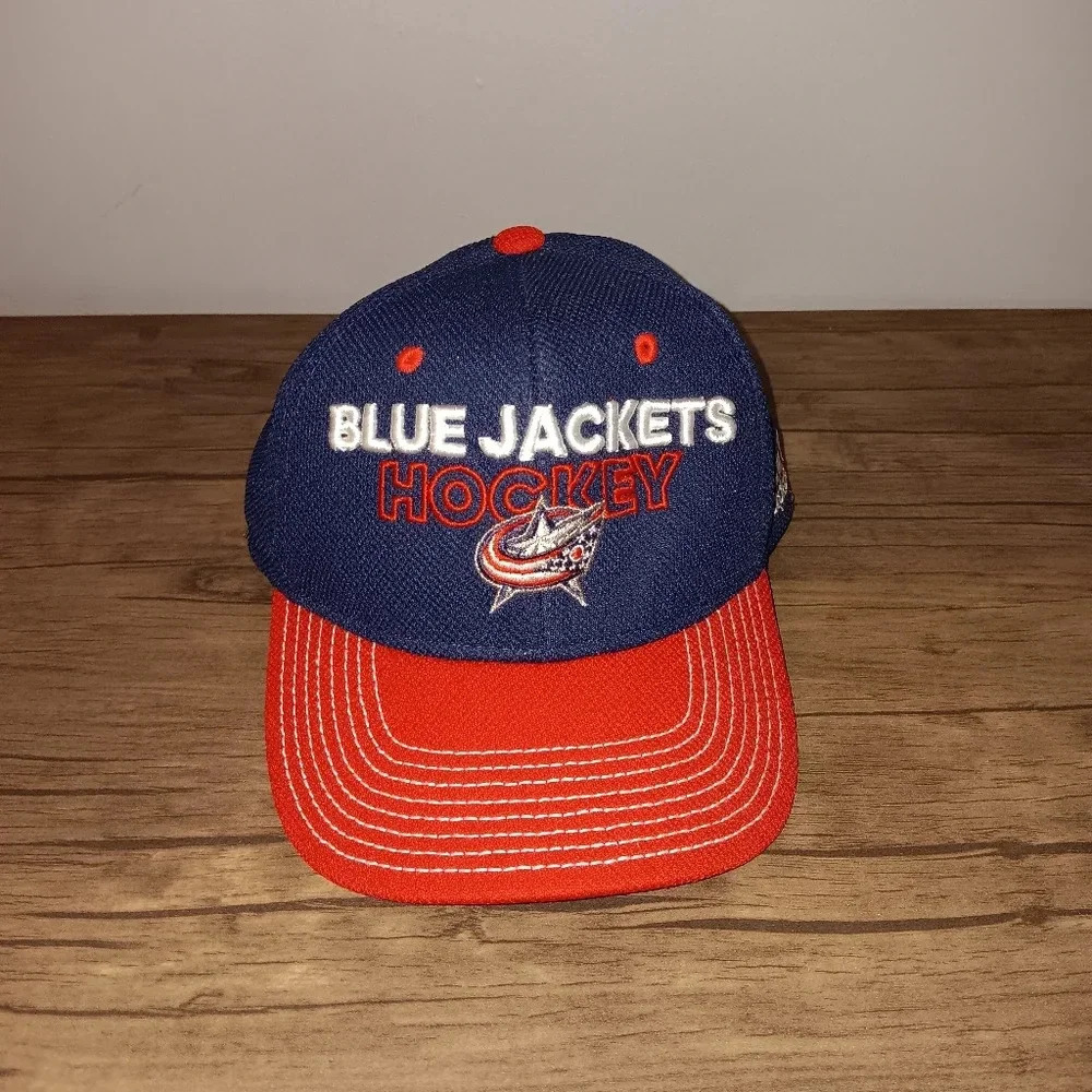 Men's Adidas hat blue and red size L/XL snap back blue jackets hockey